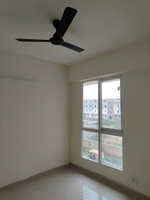 Room in 2 BHK Apartment at Signature Global Prime, Sector 63a – for Rent