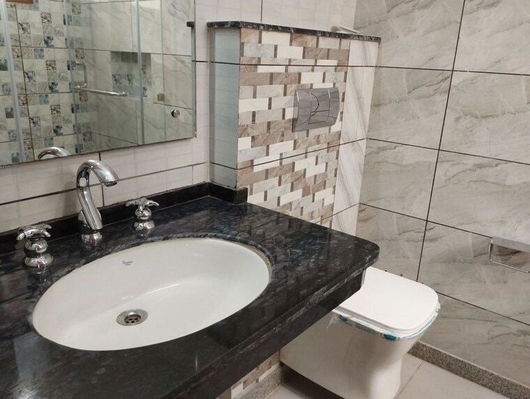 Bathroom, sector 22 3 Bedroom 2300 Sq.Ft. Builder Floor In Sector 22 Gurgaon 10575827