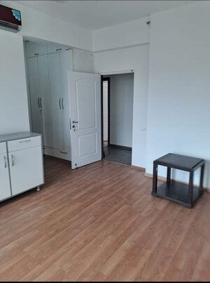 Room in 3 BHK Builder Floor at Smart World Orchard, Sector 61 – for Rent