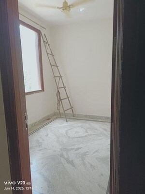 Room in 3 BHK Builder Floor at Sector 31 – for Rent