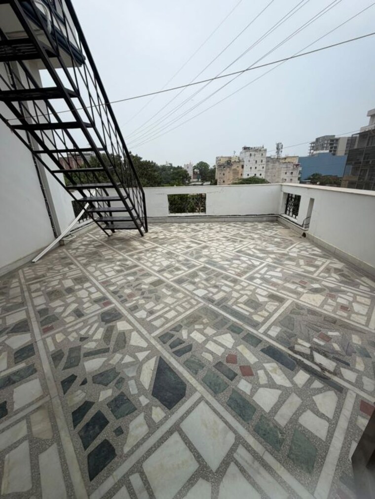 Balcony, sector 15 1.5 Bedroom 1000 Sq.Ft. Builder Floor In Sector 15 Gurgaon 10576338