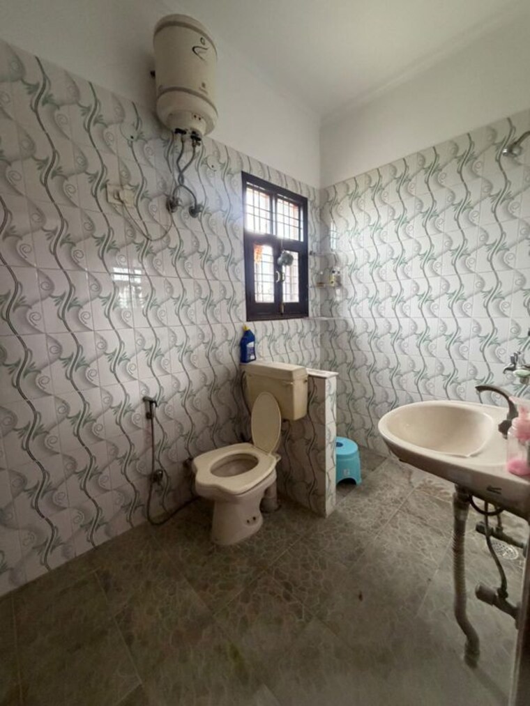 Bathroom, sector 15 1.5 Bedroom 1000 Sq.Ft. Builder Floor In Sector 15 Gurgaon 10576338