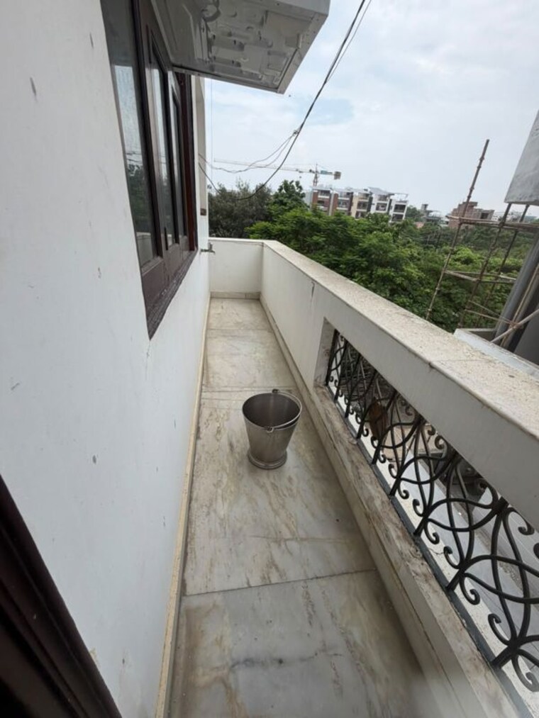Balcony, sector 15 1.5 Bedroom 1000 Sq.Ft. Builder Floor In Sector 15 Gurgaon 10576338