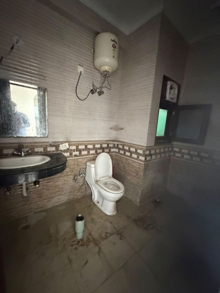 Bathroom, sector 15 2 Bedroom 1300 Sq.Ft. Builder Floor In Sector 15 Gurgaon 10576348