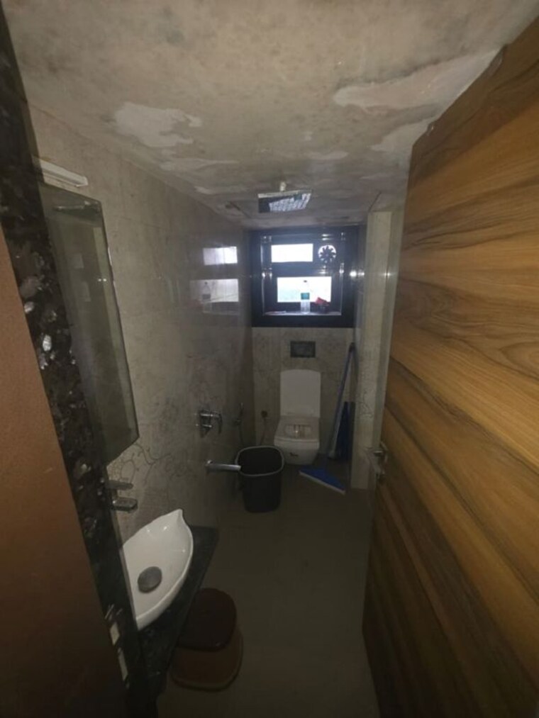 Bathroom, juhu 1 Bedroom 500 Sq.Ft. Apartment In Juhu Mumbai 10576400