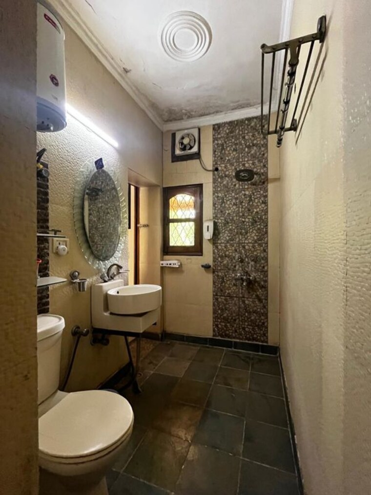 Bathroom, vasant kunj 3 Bedroom 1700 Sq.Ft. Apartment In Vasant Kunj Delhi 10576433