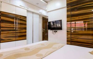 Room in 4 BHK Apartment at Prabhadevi CHS, Prabhadevi – for Sale