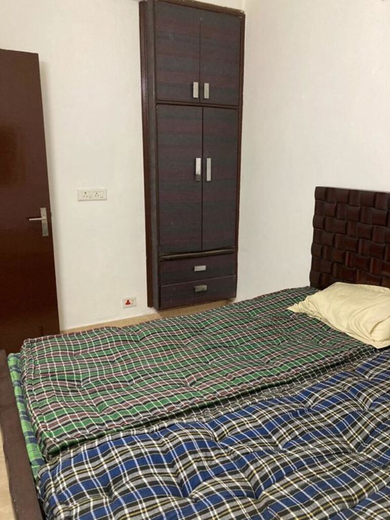 Bedroom, dlf-silver-oaks 2 Bedroom 1200 Sq.Ft. Apartment In Sector 26 Gurgaon 10574340