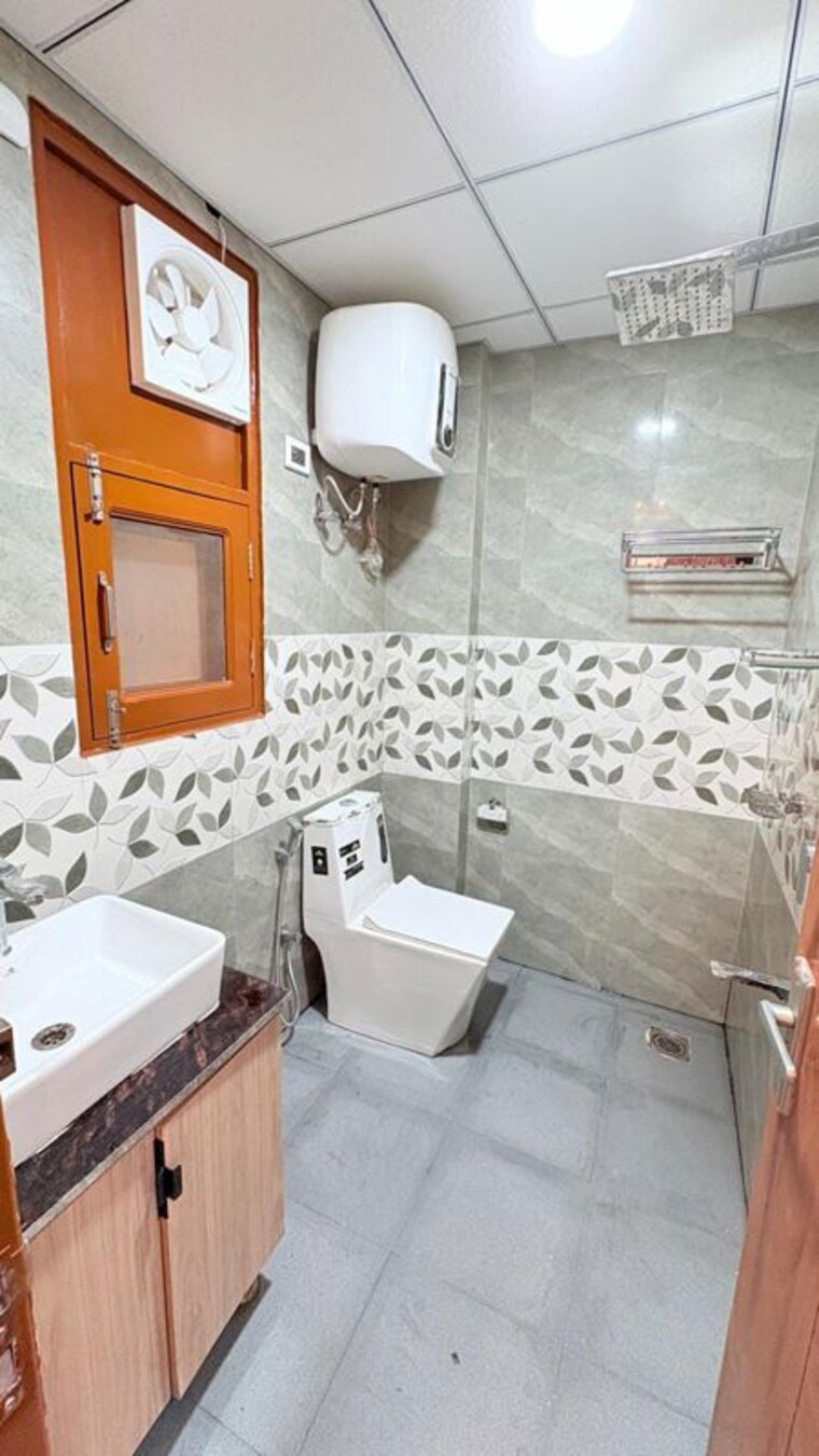Bathroom, sector 42 2 Bedroom 900 Sq.Ft. Builder Floor In Sector 42 Gurgaon 10576503