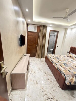 Bedroom in 1 BHK Builder Floor at Dlf Phase ii – for Rent