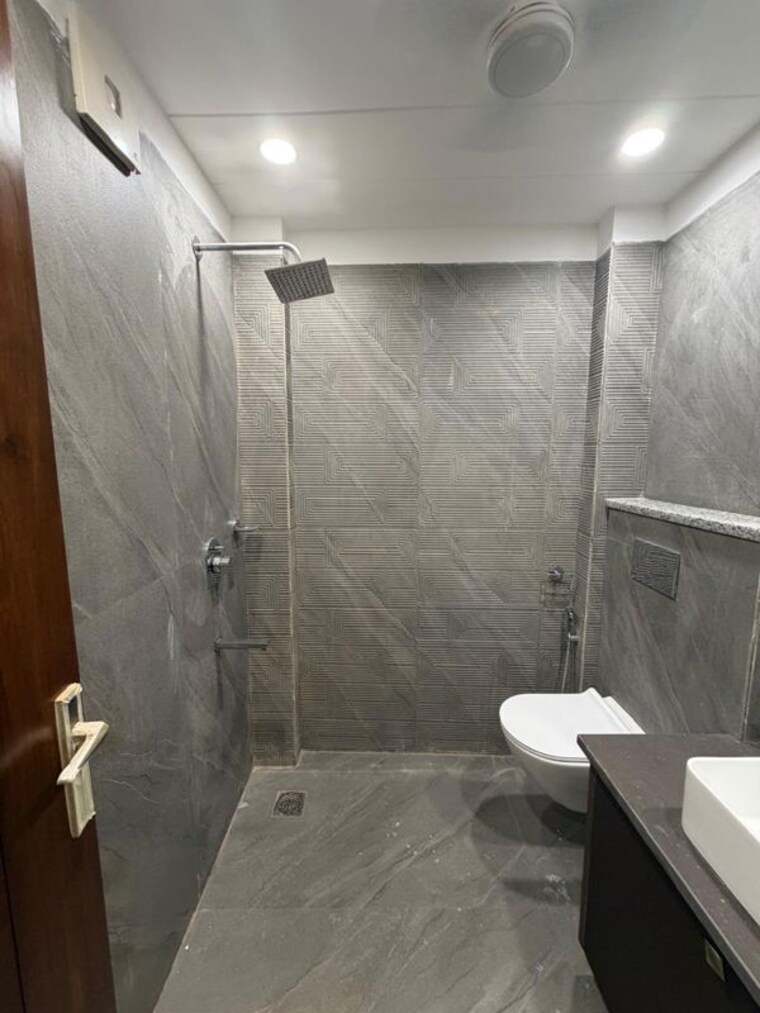 Bathroom, dlf phase ii 1 Bedroom 400 Sq.Ft. Builder Floor In Dlf Phase ii Gurgaon 10576604