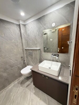 Bathroom in 1 BHK Builder Floor at Dlf Phase ii – for Rent