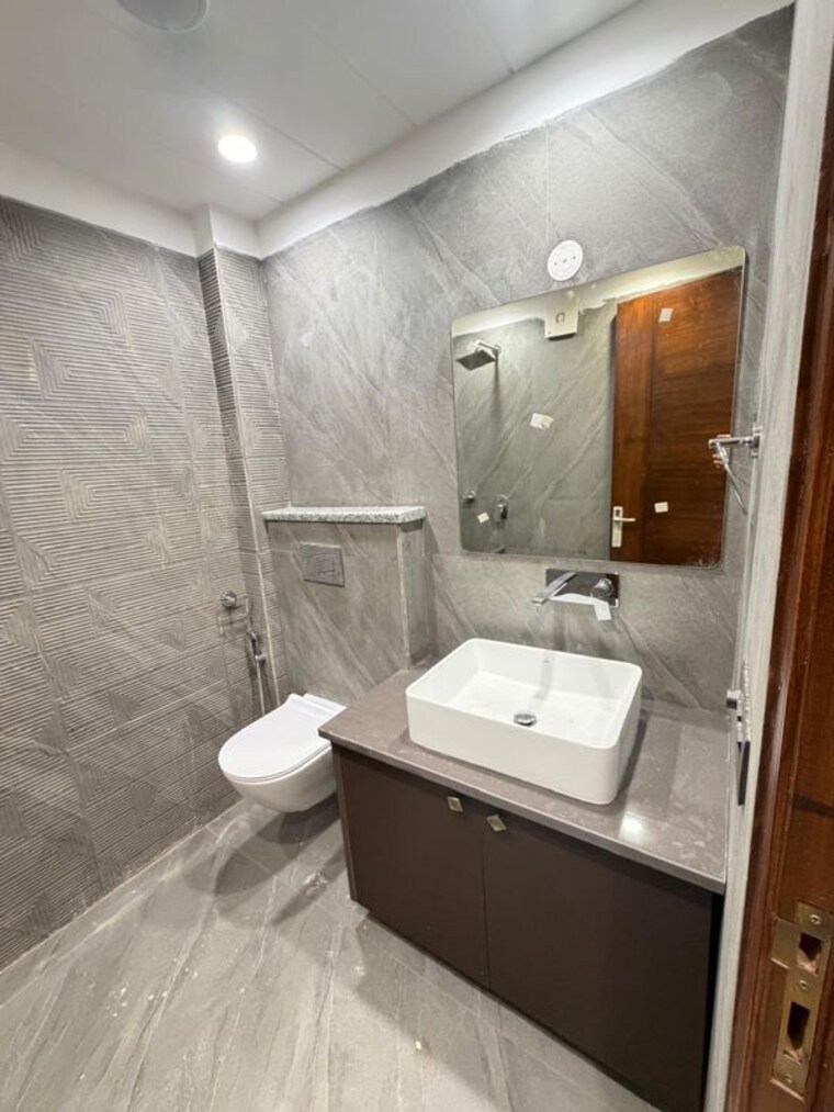 Bathroom, dlf phase ii 1 Bedroom 400 Sq.Ft. Builder Floor In Dlf Phase ii Gurgaon 10576604