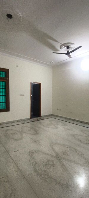 Room in 2 BHK Independent House at Gomti Nagar – for Rent