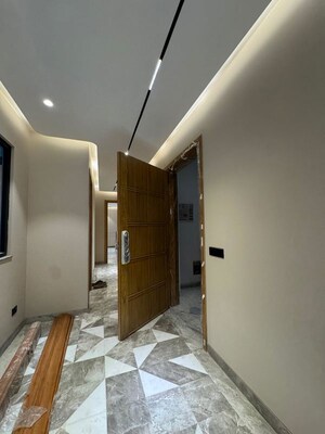 Furnished Amenities in 4 BHK Apartment at DLF Queens Court, Greater Kailash ii – for Rent