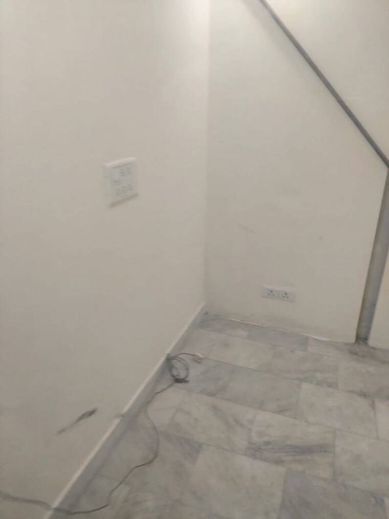 Room, east of kailash Commercial Office Space 500 Sq.Ft. In East Of Kailash Delhi 10576827