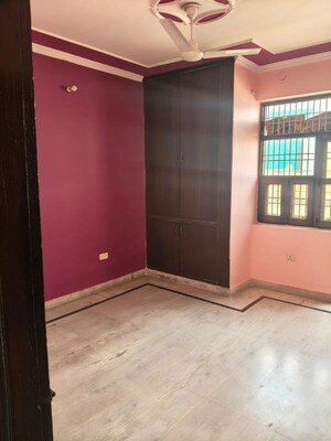 Room in 2 BHK Builder Floor at Sector 9 – for Rent