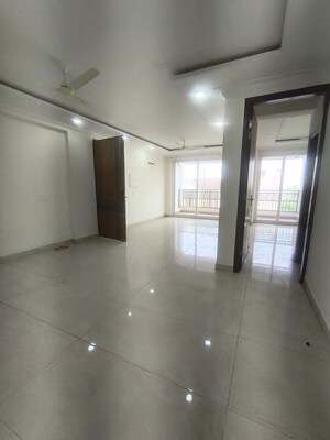 Room in 3 BHK Apartment at Ghazipur – for Rent