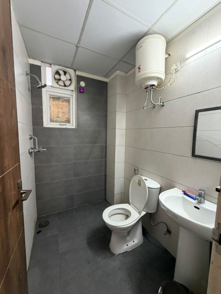 Bathroom, highland-park-chandigarh 2 Bedroom 1800 Sq.Ft. Apartment In Bhabat Zirakpur 10576877