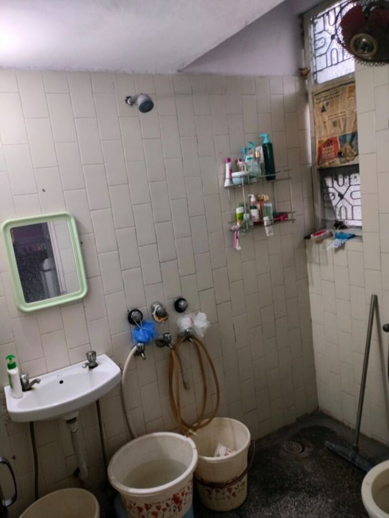 Bathroom, mayur vihar 2.5 Bedroom 850 Sq.Ft. Apartment In Mayur Vihar Delhi 10576890