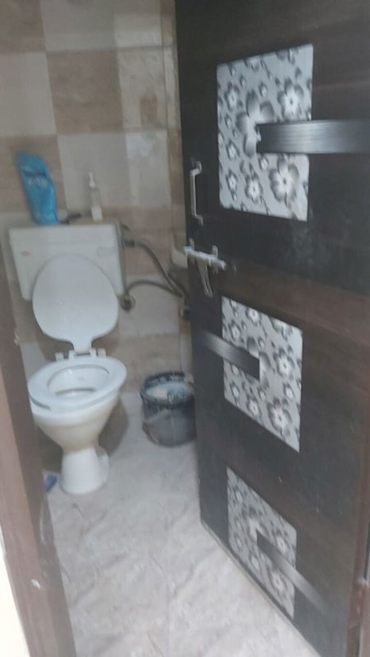 Bathroom, mayur vihar 2.5 Bedroom 800 Sq.Ft. Builder Floor In Mayur Vihar Delhi 10576912