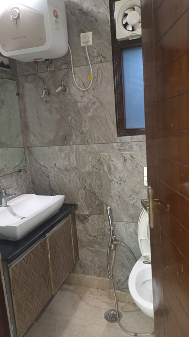 Bathroom, new rajinder nagar 3 Bedroom 1152 Sq.Ft. Builder Floor In New Rajinder Nagar Delhi 10577031
