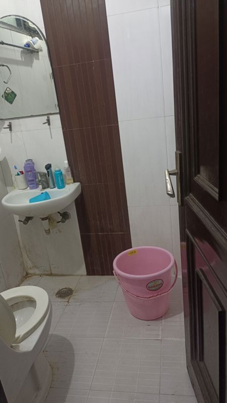 Bathroom, old rajinder nagar 3 Bedroom 770 Sq.Ft. Builder Floor In Old Rajinder Nagar Delhi 10577047