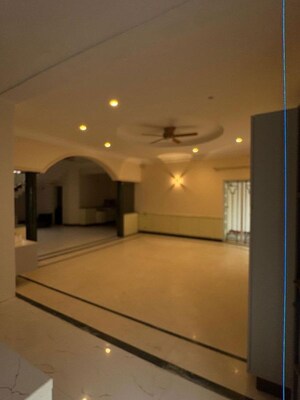 Room in 5 BHK Independent House at Defence Colony – for Rent
