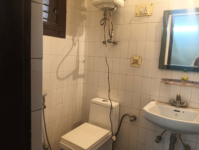 Bathroom, c-dot-co-operative-group-housing-society 2 Bedroom 1299 Sq.Ft. Builder Floor In Sector 56 Gurgaon 10577095