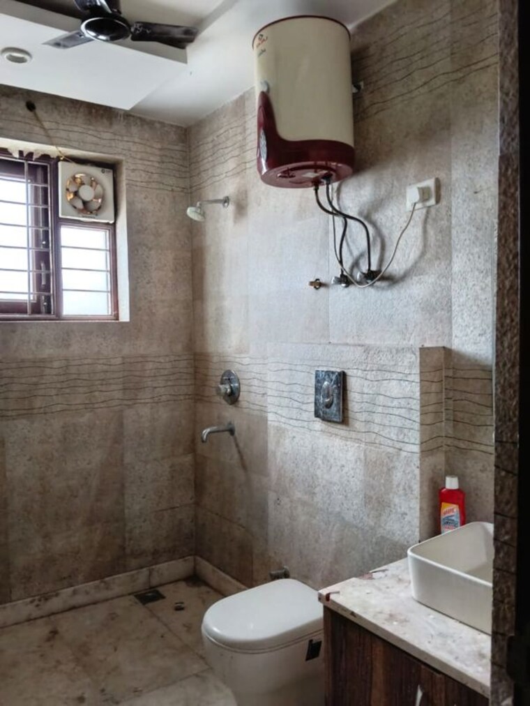 Bathroom, sector 15 2 Bedroom 2000 Sq.Ft. Builder Floor In Sector 15 Gurgaon 10577098