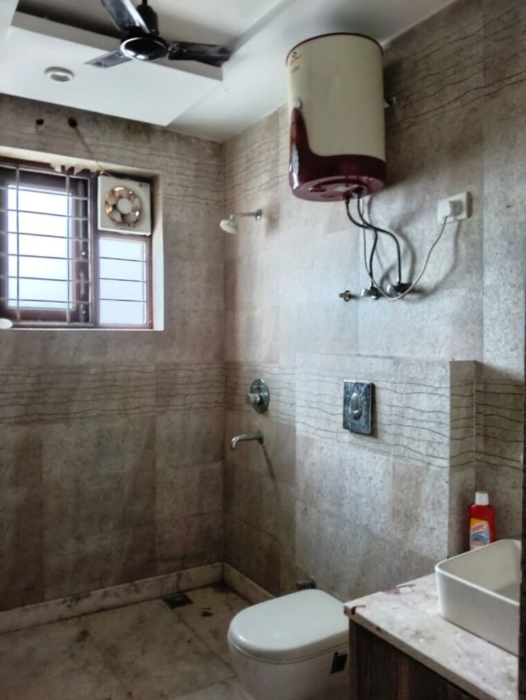 Bathroom, sector 15 2 Bedroom 2000 Sq.Ft. Builder Floor In Sector 15 Gurgaon 10577098