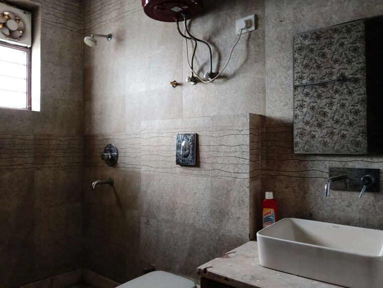 Bathroom, sector 15 2 Bedroom 2000 Sq.Ft. Builder Floor In Sector 15 Gurgaon 10577098