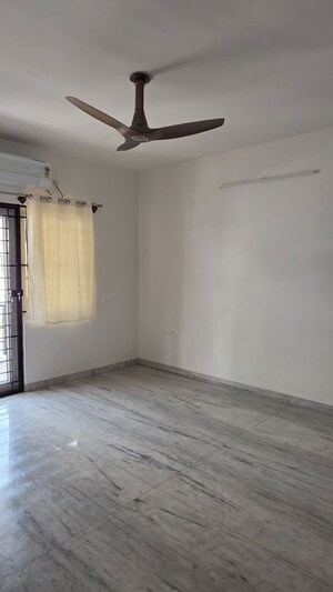 Room in 4 BHK Apartment at Cunningham Apartments, Vasanth Nagar – for Rent