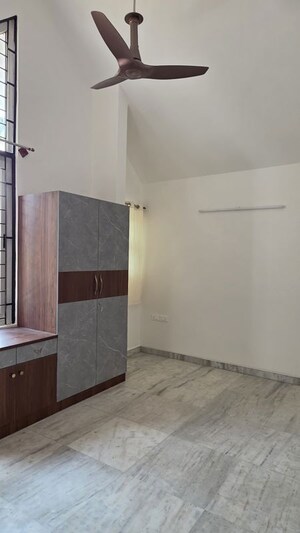 Room in 4 BHK Apartment at Cunningham Apartments, Vasanth Nagar – for Rent