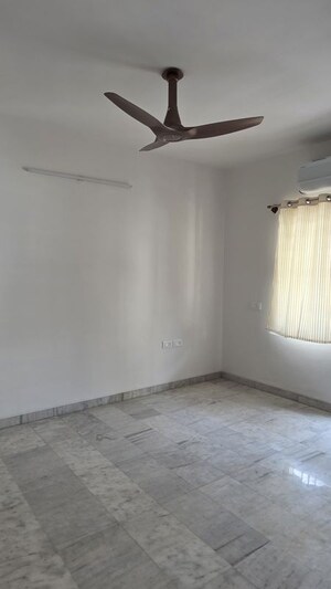Room in 4 BHK Apartment at Cunningham Apartments, Vasanth Nagar – for Rent
