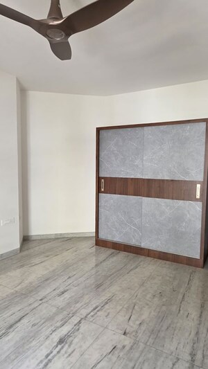 Room in 4 BHK Apartment at Cunningham Apartments, Vasanth Nagar – for Rent