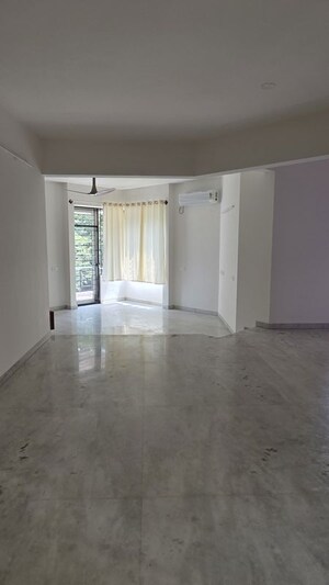 Room in 4 BHK Apartment at Cunningham Apartments, Vasanth Nagar – for Rent