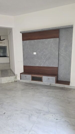 Room in 4 BHK Apartment at Cunningham Apartments, Vasanth Nagar – for Rent
