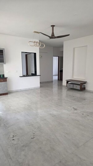 Room in 4 BHK Apartment at Cunningham Apartments, Vasanth Nagar – for Rent