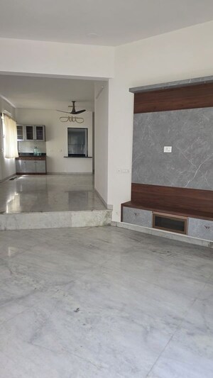 Room in 4 BHK Apartment at Cunningham Apartments, Vasanth Nagar – for Rent