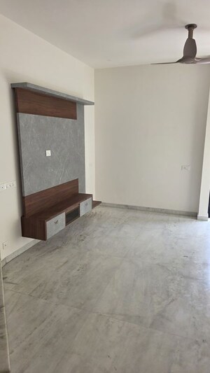 Room in 4 BHK Apartment at Cunningham Apartments, Vasanth Nagar – for Rent