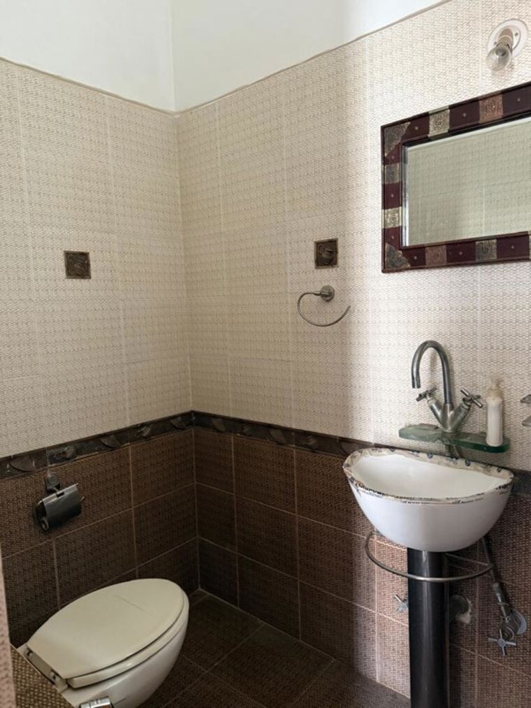 Bathroom, ar-avenue 4 Bedroom 4800 Sq.Ft. Independent House In Indiranagar Bangalore 10424356