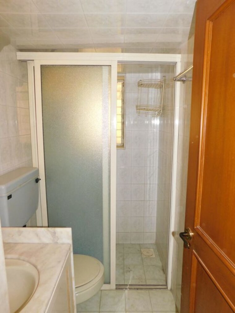 Bathroom, benhur-chs-ltd 2 Bedroom 800 Sq.Ft. Apartment In Andheri West Mumbai 10577134