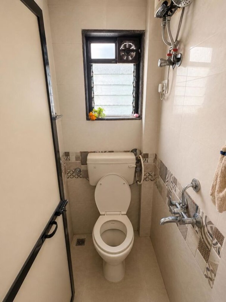 Bathroom, veera desai industrial estate 1.5 Bedroom 600 Sq.Ft. Apartment In Veera Desai Industrial Estate Mumbai 10577137