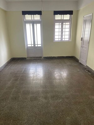 Room in 2.5 BHK Apartment at Churchgate – for Sale