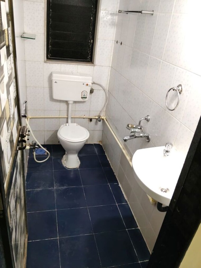 Bathroom, railway chawl 1 Bedroom 400 Sq.Ft. Apartment In Railway Chawl Mumbai 10577146