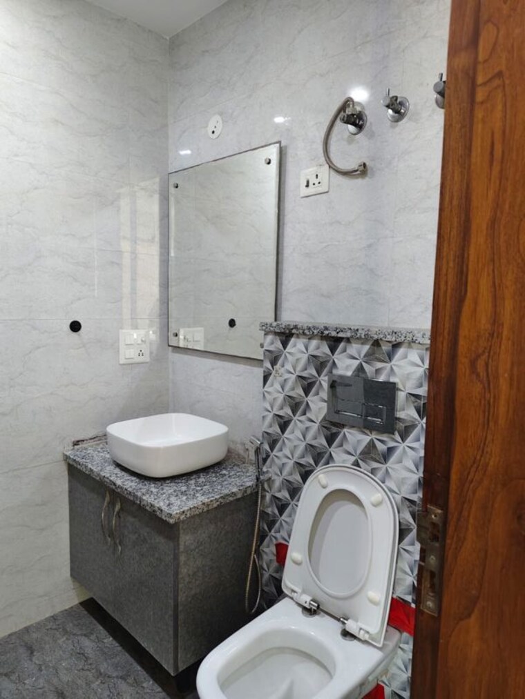 Bathroom, sector 27 2 Bedroom 1500 Sq.Ft. Villa In Sector 27 Noida 10577197