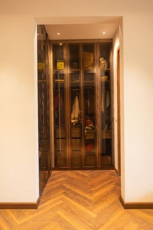 Building Lobby in 4 BHK Builder Floor at DLF Independent Floors, Dlf City Phase 3 – for Sale