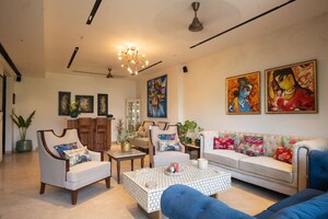 Living Room in 4 BHK Builder Floor at DLF Independent Floors, Dlf City Phase 3 – for Sale