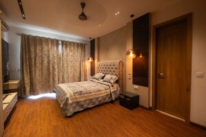 Bedroom in 4 BHK Builder Floor at DLF Independent Floors, Dlf City Phase 3 – for Sale